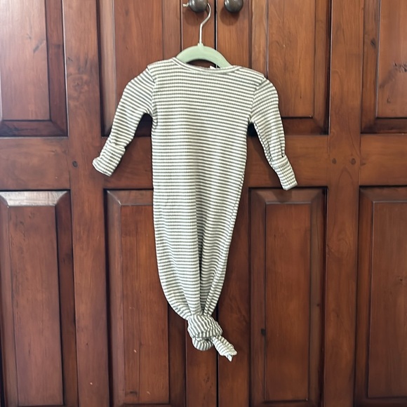 Quincy Mae Ribbed Knot Gown, 3-6 month - Picture 3 of 6